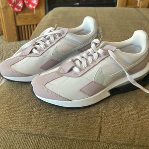 Women’s Nike shoes size 9 NWOT